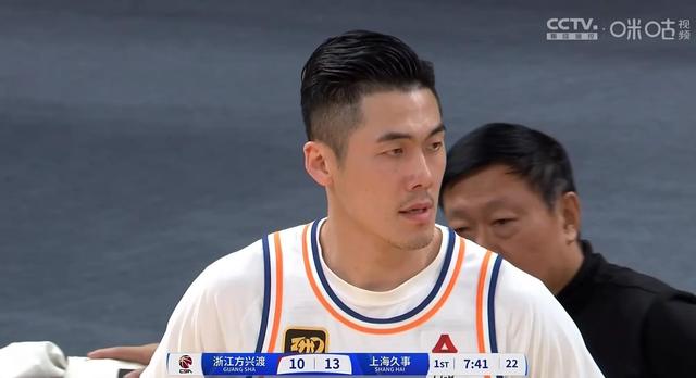 福建男篮在客场挑战上海队，备受瞩目